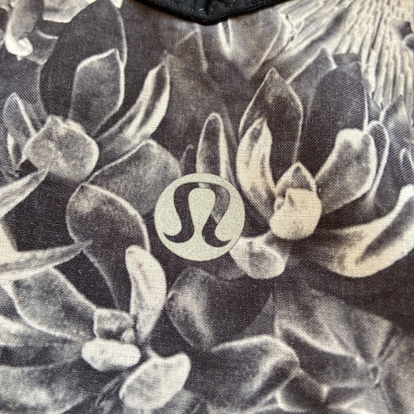 lululemon Run: Split Singlet Flowabunga Black Angel Wing / Black Size 4 - Picture 10 of 13